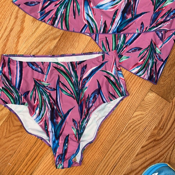 Bathing suit, two-piece adjustable straps size large - Picture 2 of 5